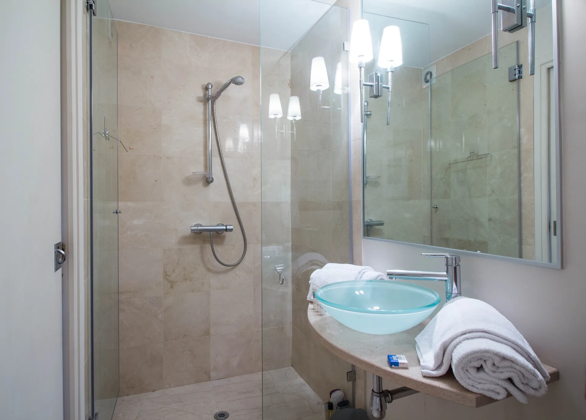 Photo 12 — VILLEFRANCHE SUR MER  - APPARTEMENT EN FRONT DE MER - LARGE TERRASSE - PLAGE & VIEILLE VILLE